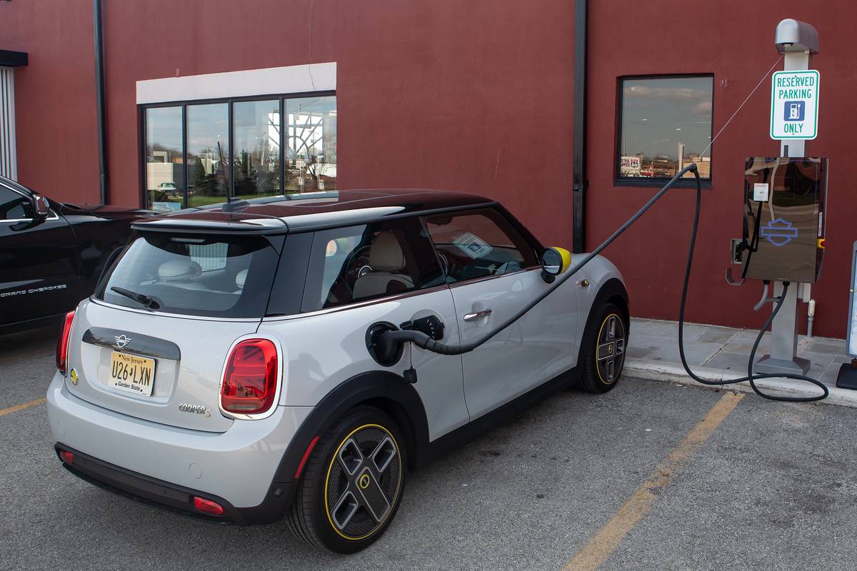 mini-cooper-se-electric-2020-08-charging-station--exterior--silver.jpg