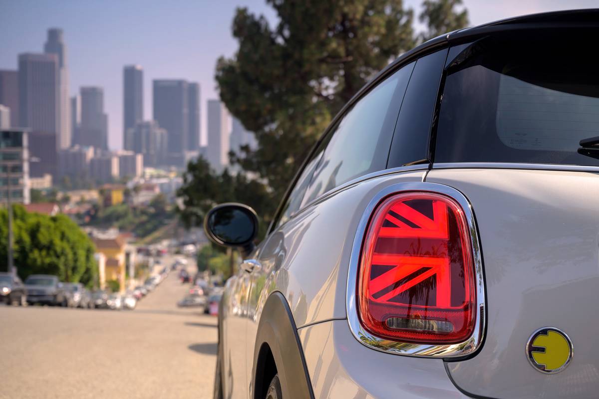 mini-cooper-se-electric-2020-10-detail--exterior--rear--taillights--white.jpg