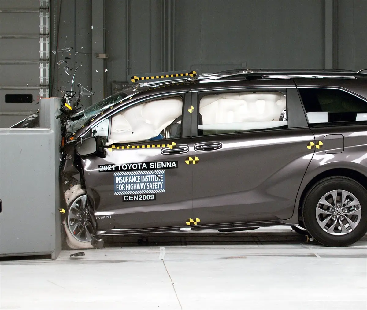 minivans crash test 2025 iihs 03 jpg