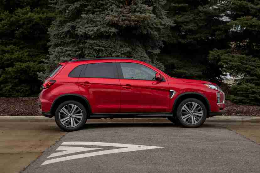 mitsubishi-outlander-sport-2020-4-exterior--outdoors--profile--red--trees.jpg