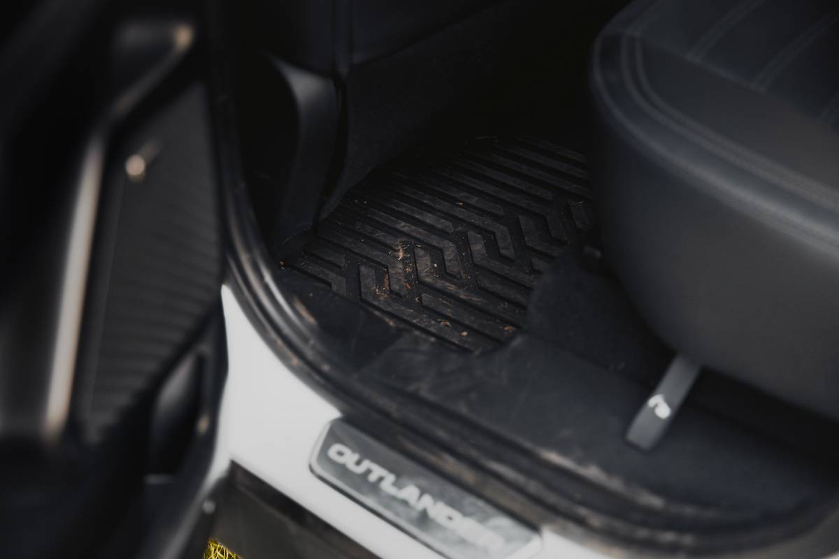 mitsubishi outlander trail edition 2025 interior oem 01 jpg