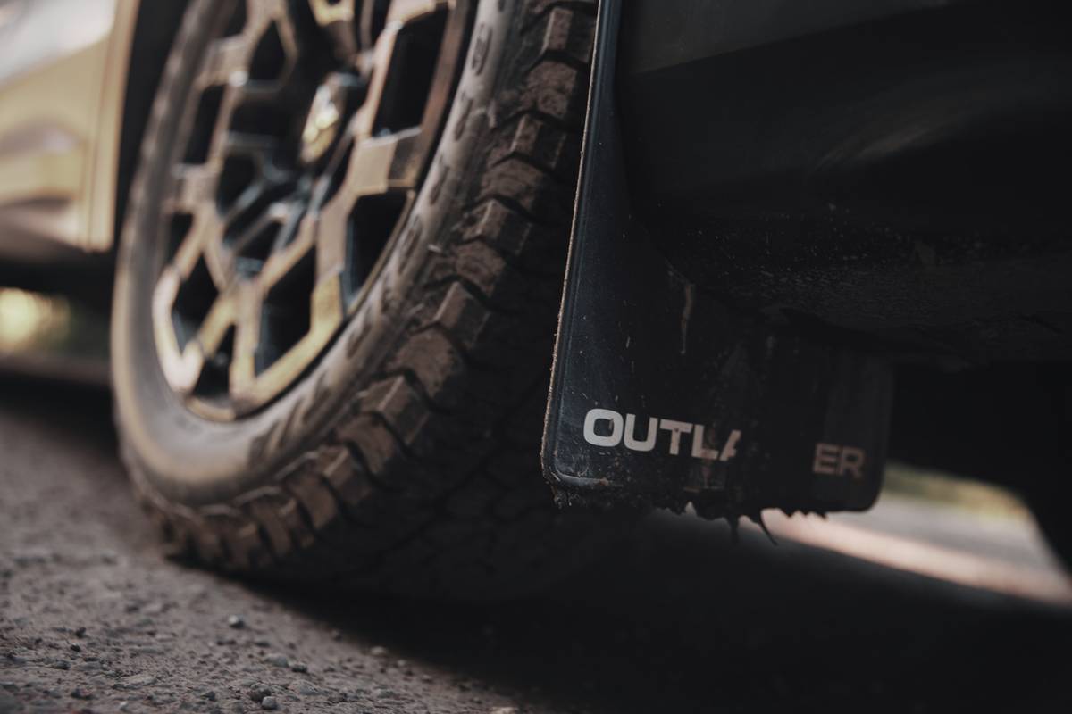 mitsubishi outlander trail edition 2025 interior oem 05 jpg