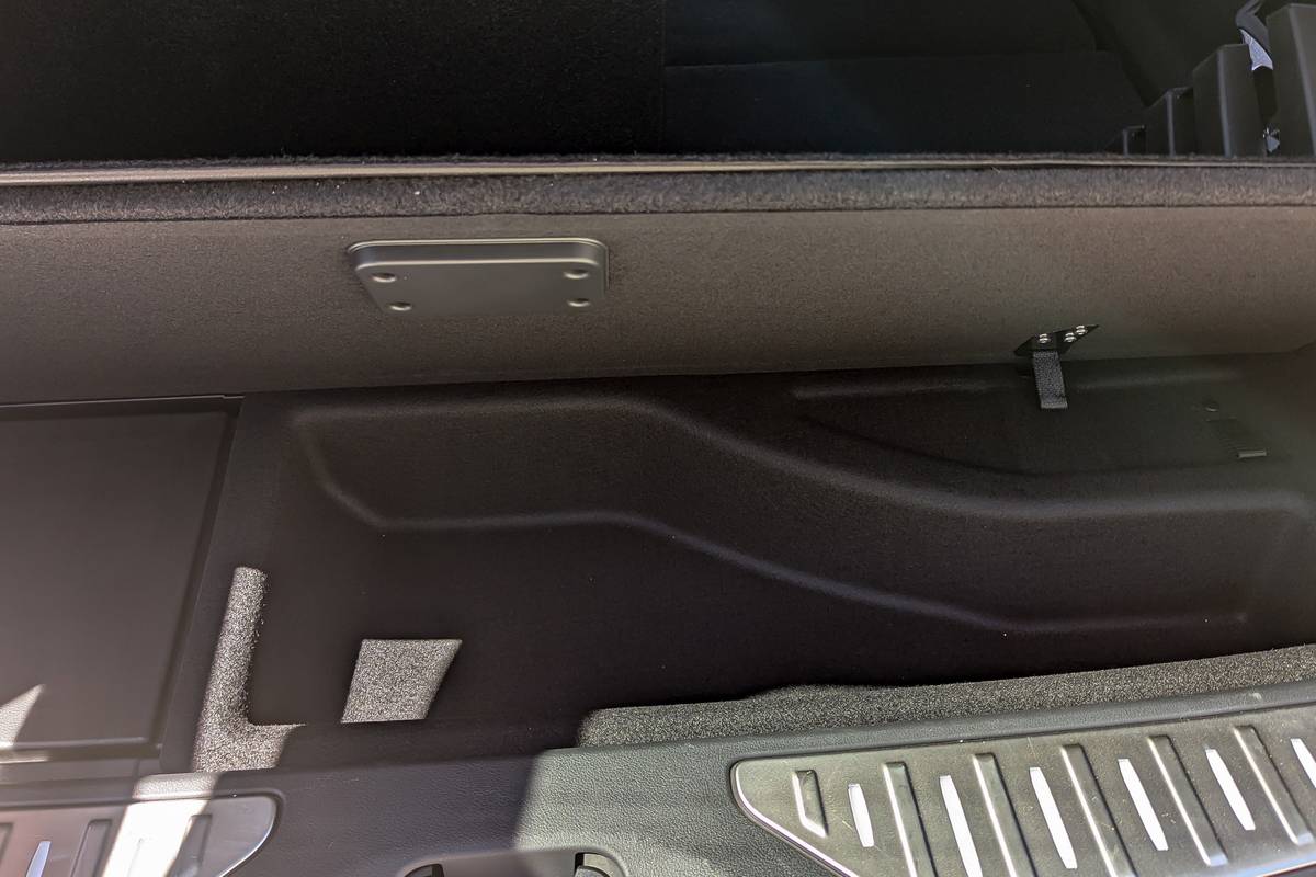 nissan armada pro 4x 2025 45 interior cargo jpg