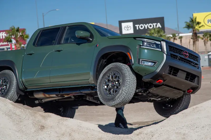 nissan-frontier-pro-4x-r-2026-22-exterior-offroad-front-angle