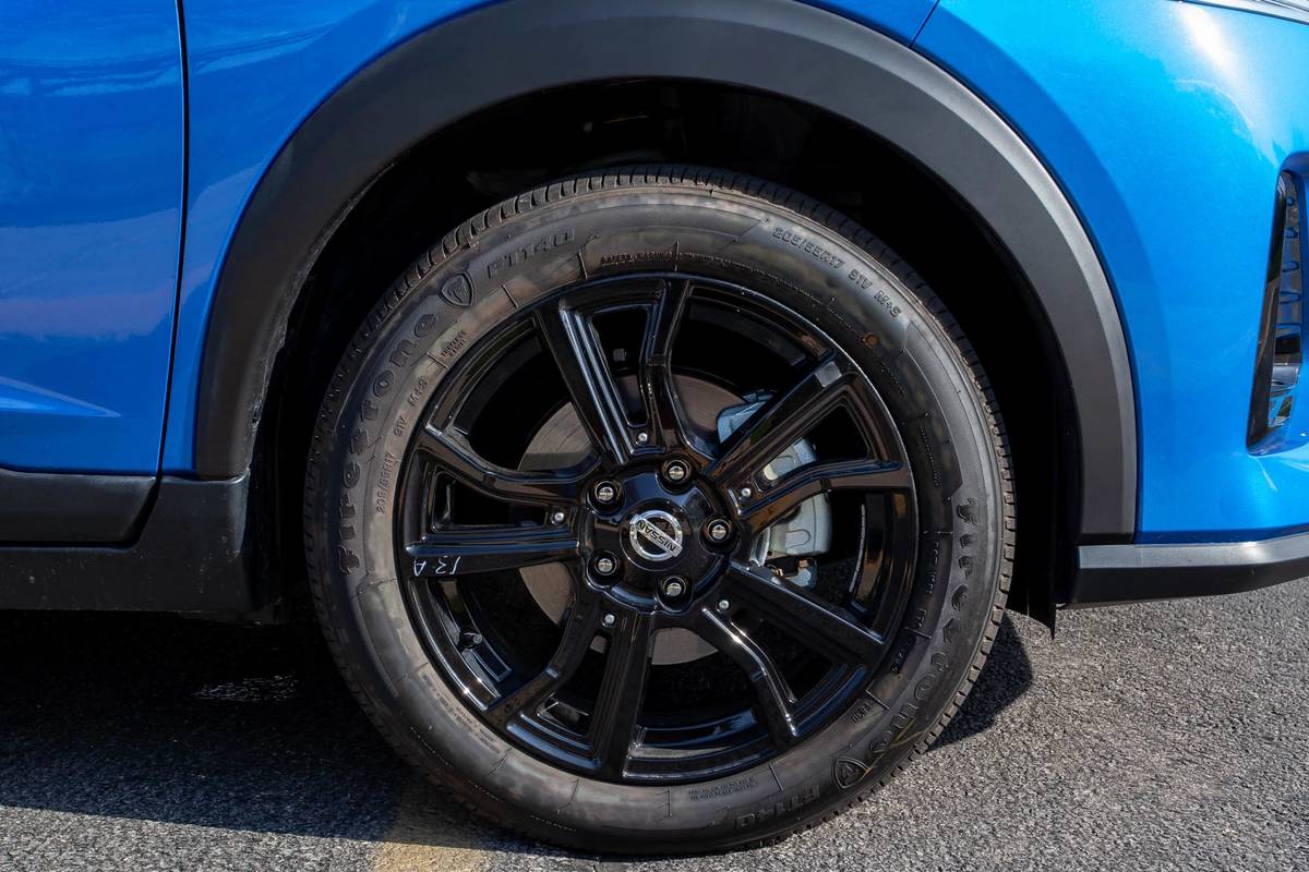 nissan kicks sr 2021 07 blue exterior front wheel jpg
