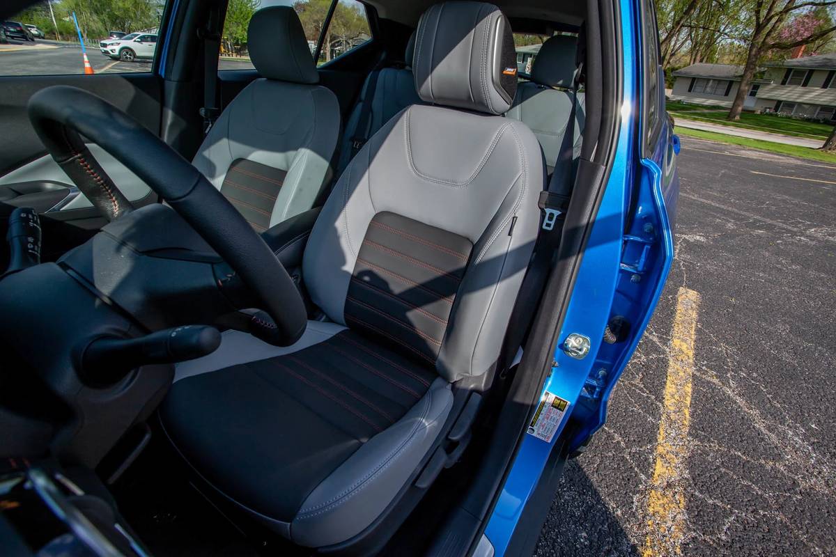 nissan kicks sr 2021 11 front row interior seats jpg