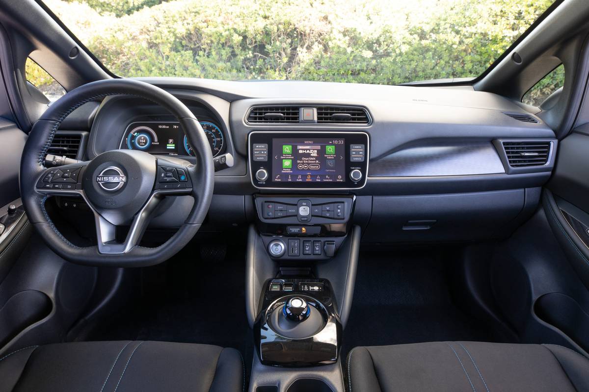 nissan-leaf-2023-021-interior-compact-dashboard-front-row-infotainment-system-sedan-steering-wheel