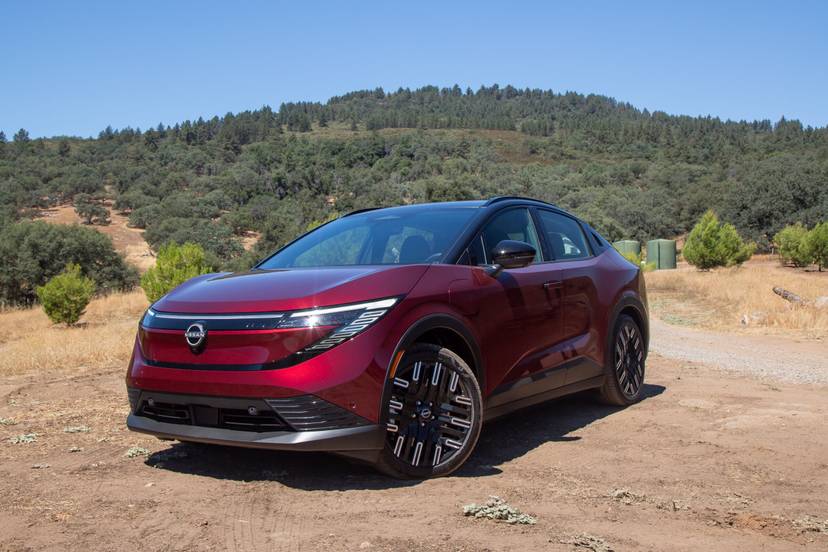 nissan-leaf-2026-01-exterior-front-angle-red