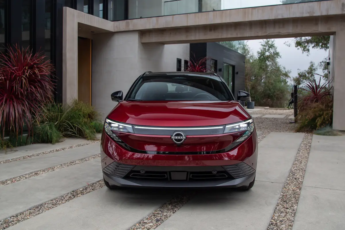 nissan leaf 2026 02 exterior front jpg