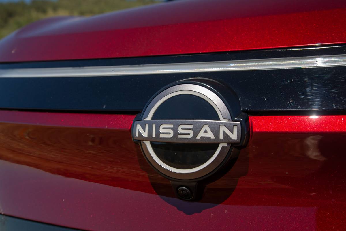 nissan leaf 2026 03 exterior front badge red scaled jpg