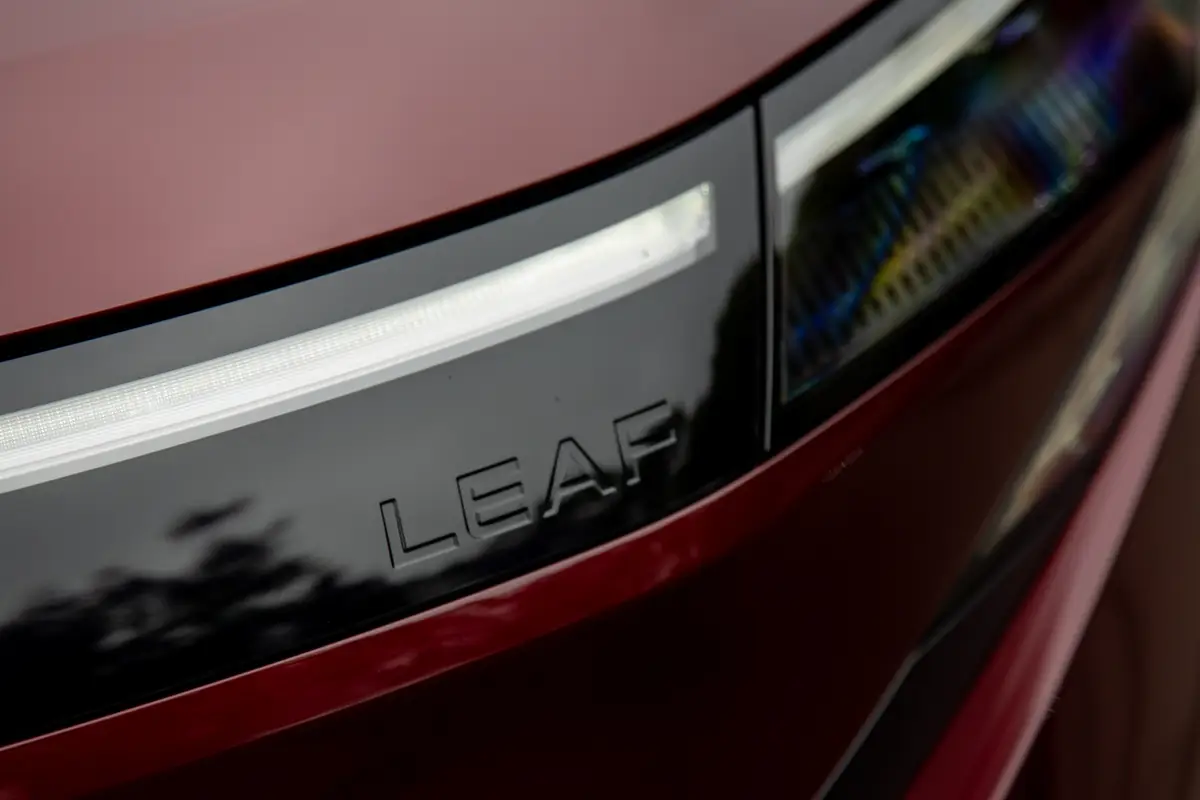 nissan leaf 2026 03 exterior front badge jpg
