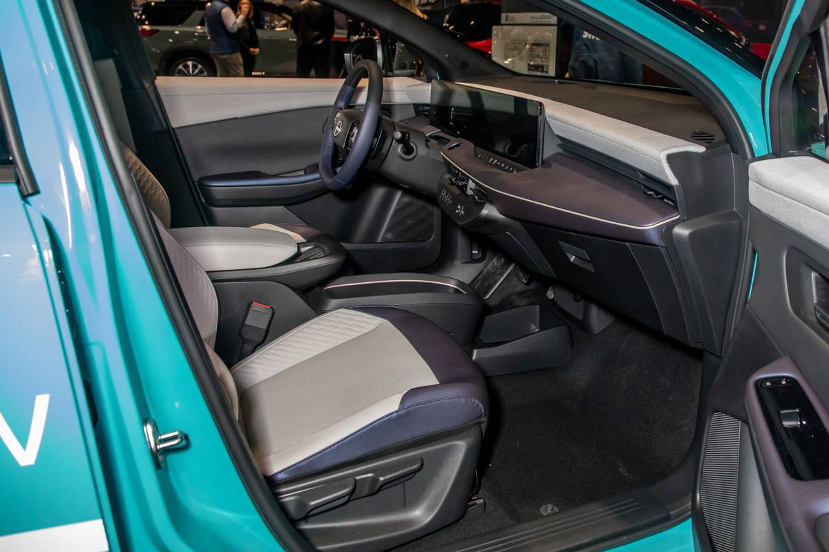 nissan leaf 2026 06 interior front row cas scaled jpg