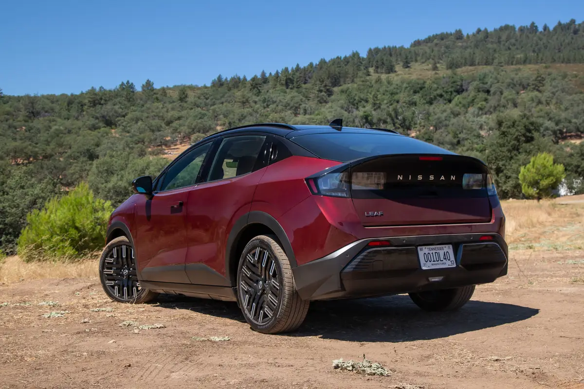 nissan leaf 2026 10 exterior rear angle red scaled jpg