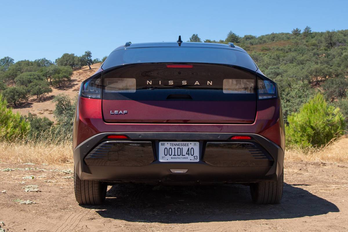 nissan leaf 2026 11 exterior rear red scaled jpg