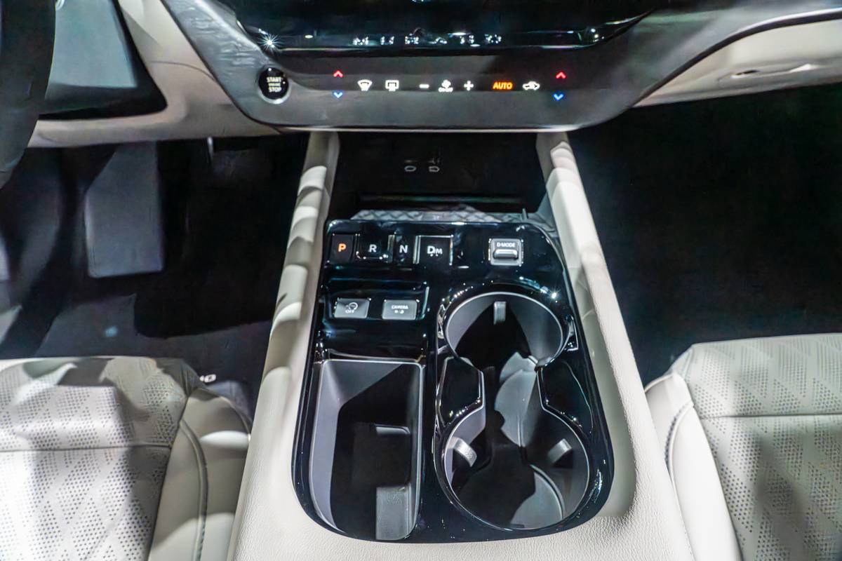 nissan murano 2025 13 interior gearshift jpg