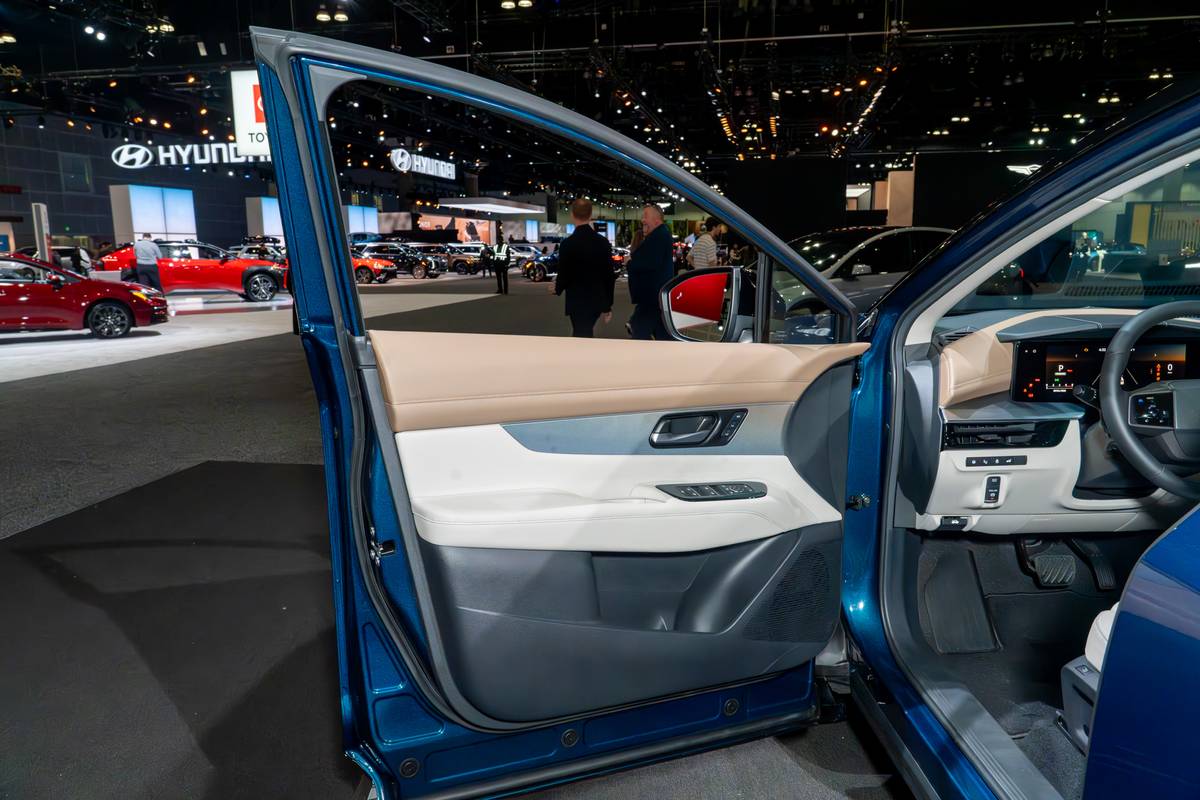 nissan murano 2025 14 interior door jpg