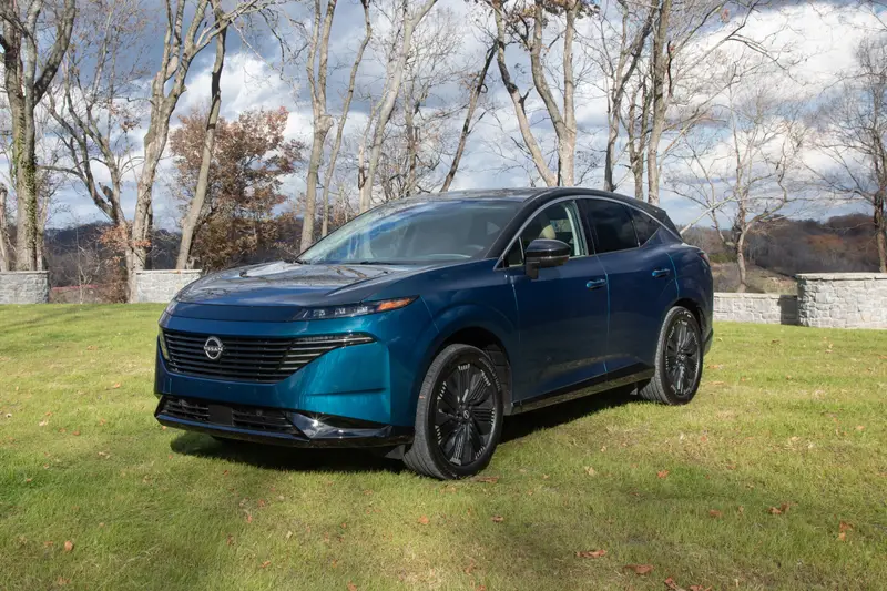 nissan-murano-platinum-2025-02-exterior-front-angle