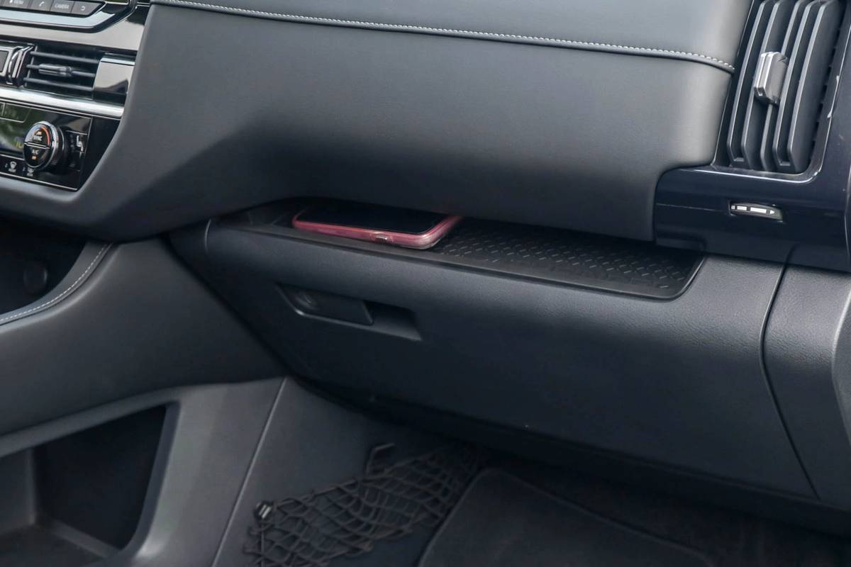 nissan pathfinder sv 2022  19 front row  glove compartment  interior jpg