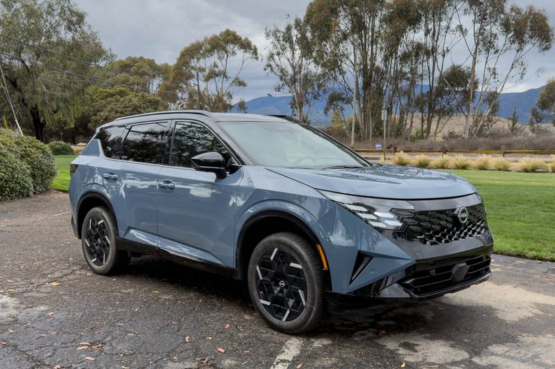 nissan-rogue-hybrid-sr-2027-01-exterior-front-angle