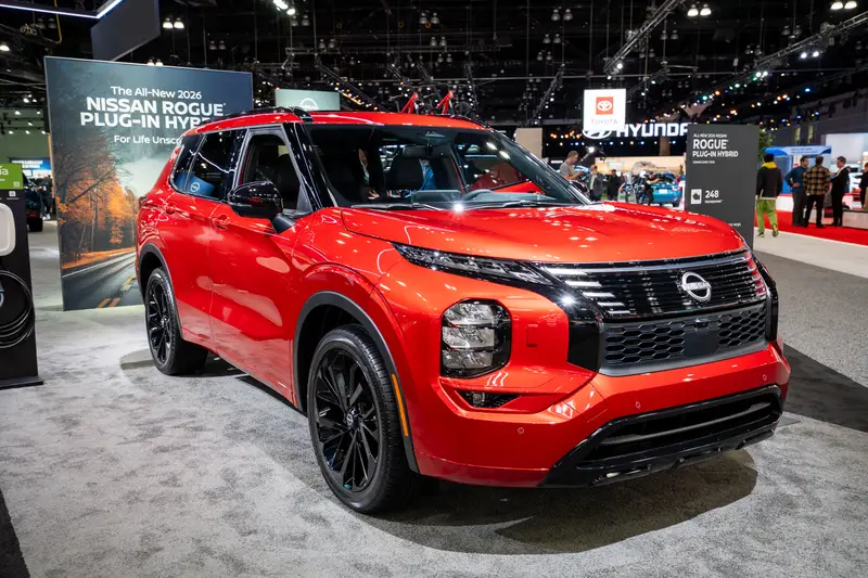 nissan-rogue-phev-2026-02-exterior-front-angle