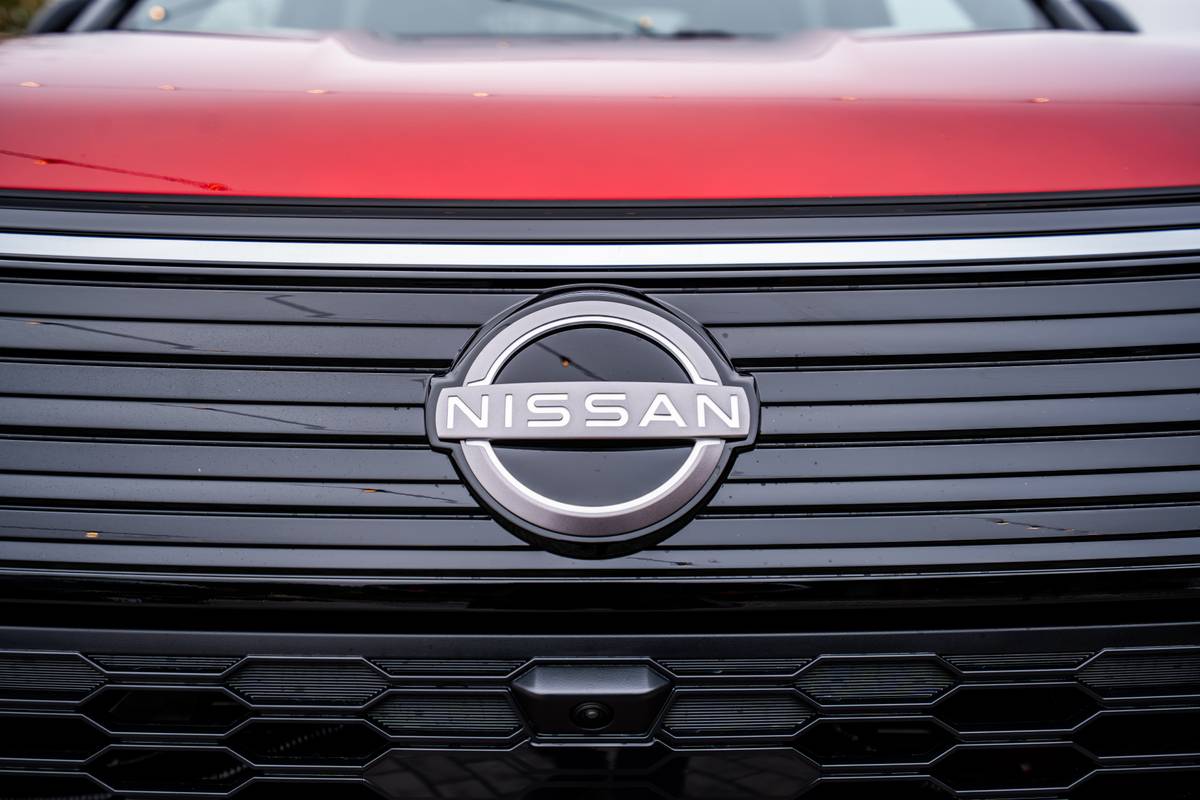 nissan rogue phev 2026 02 exterior front badge jpg
