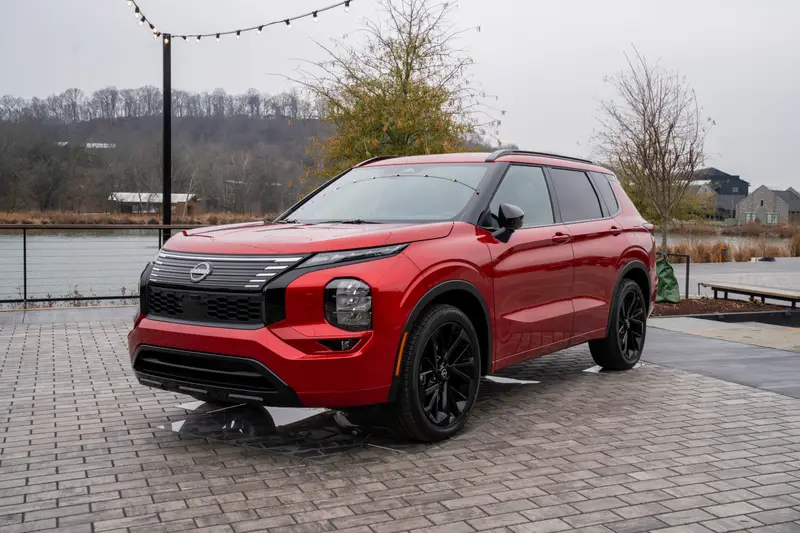 nissan-rogue-phev-2026-05-exterior-front-angle