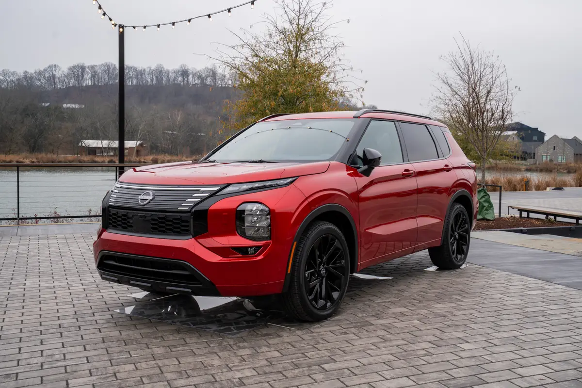 nissan rogue phev 2026 05 exterior front angle jpg