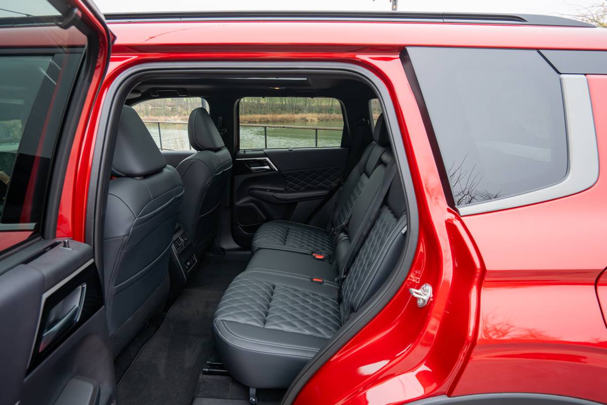 nissan rogue phev 2026 17 interior rear seats jpg