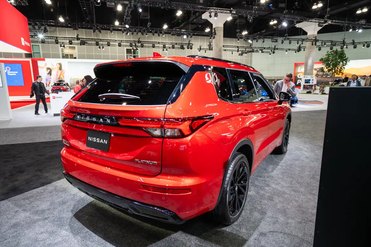 nissan rogue phev 2026 18 exterior rear angle jpg