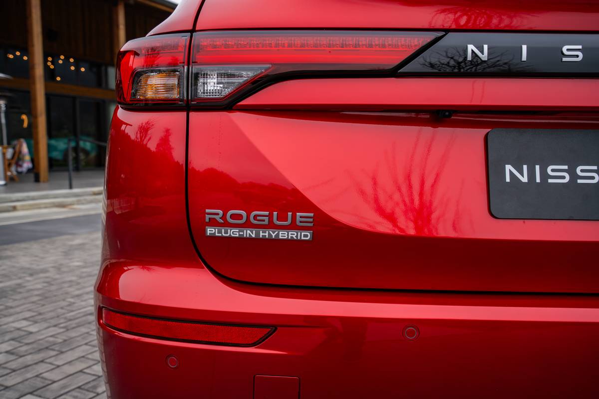 nissan rogue phev 2026 22 exterior rear badge jpg