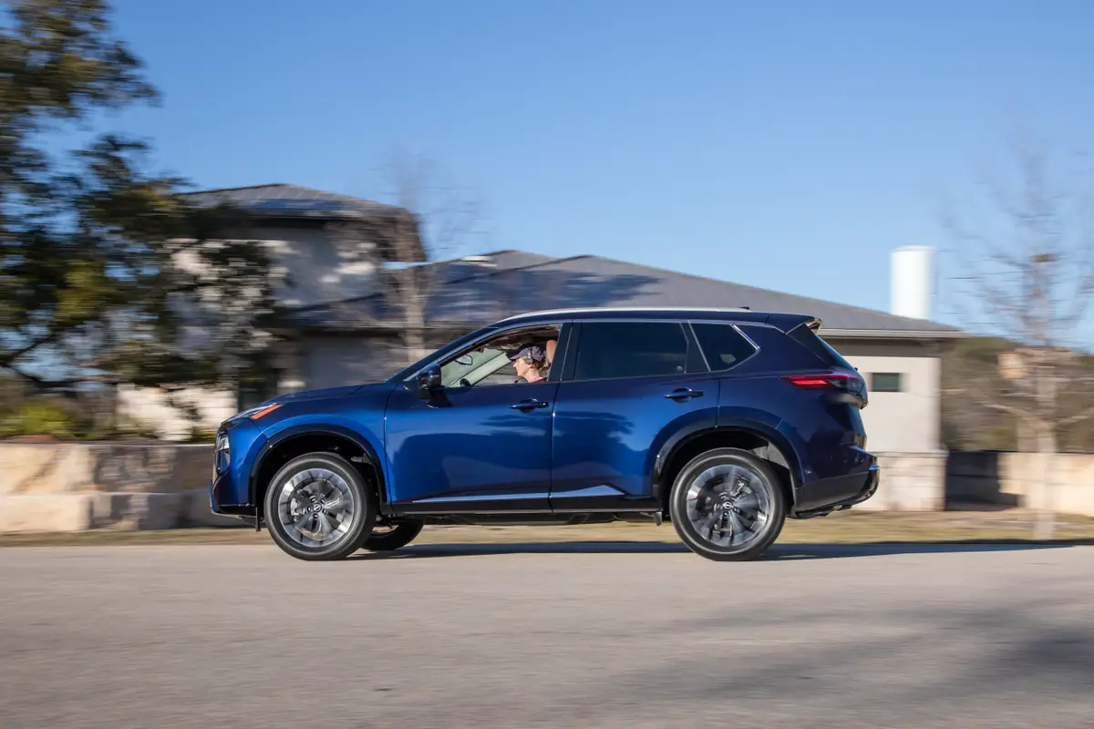 nissan rogue platinum awd 2025 01 exterior dynamic profile jpg