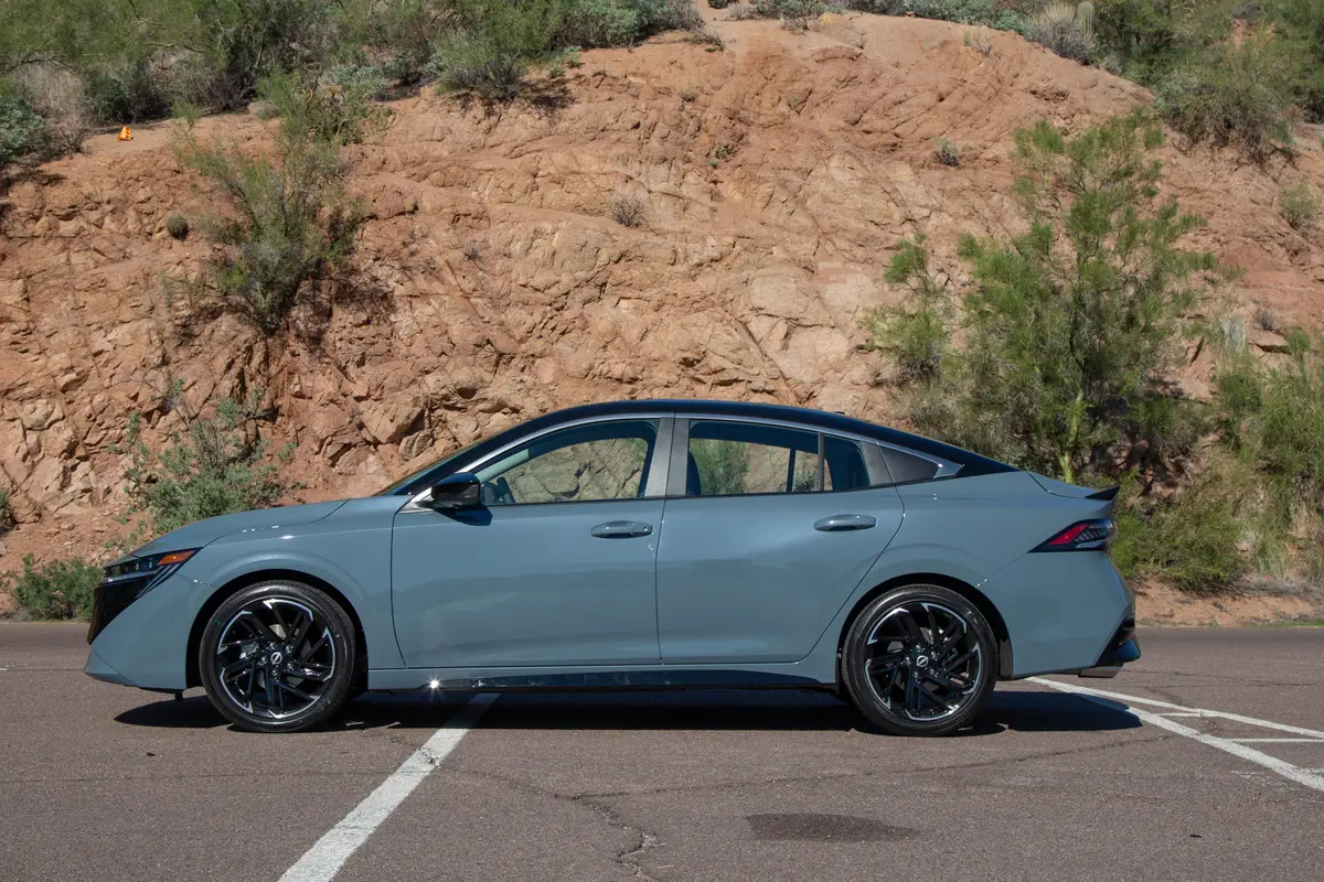 nissan sentra sr 2026 04 exterior profile jpg