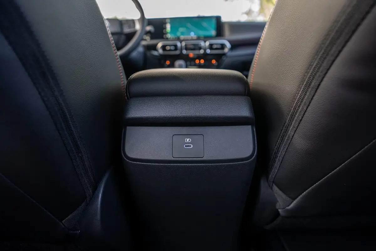 nissan sentra sr 2026 33 interior backseat usb scaled jpg