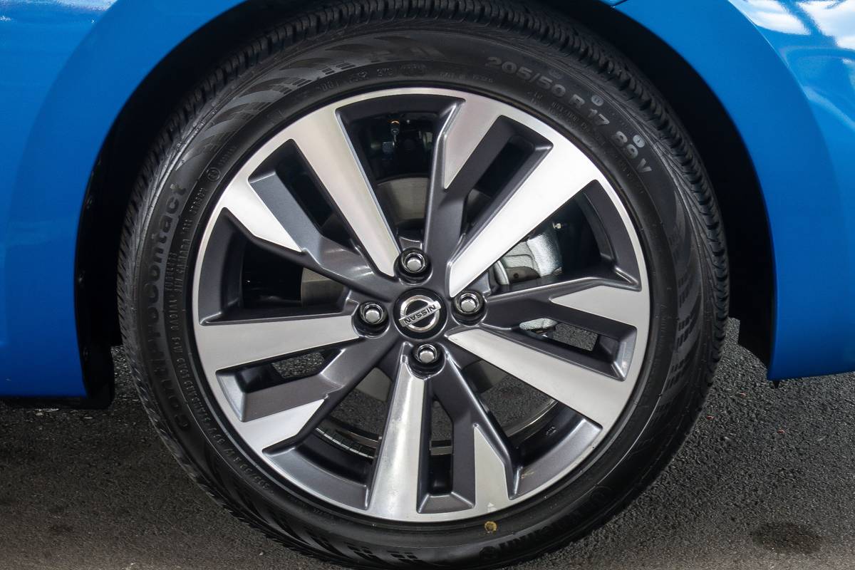 nissan versa 2020 fm blue  exterior  wheel 18 jpg