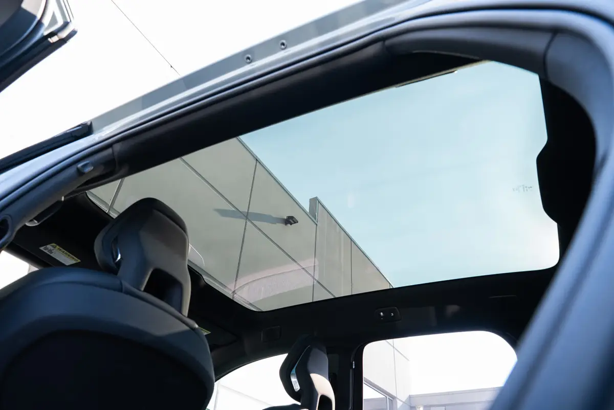 polestar 3 2025 52 interior glass roof scaled jpg