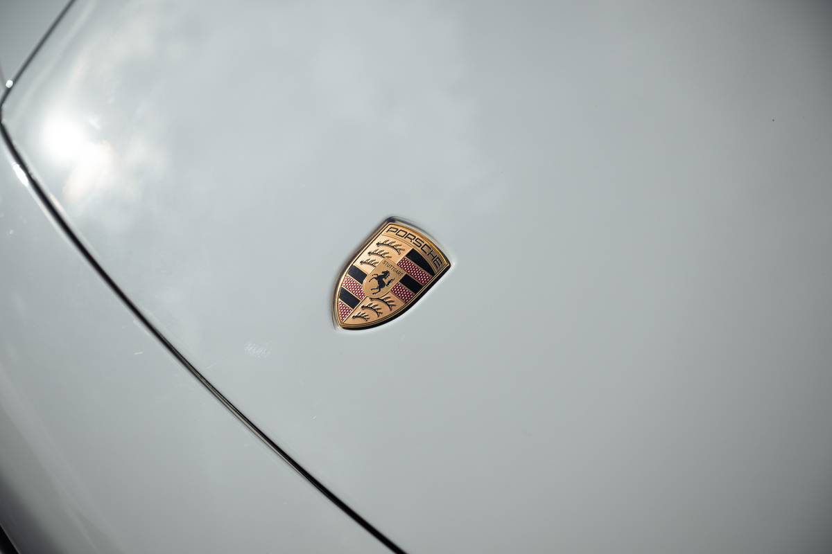 porsche 911 cabriolet 2024 13 exterior front badge 1 jpg