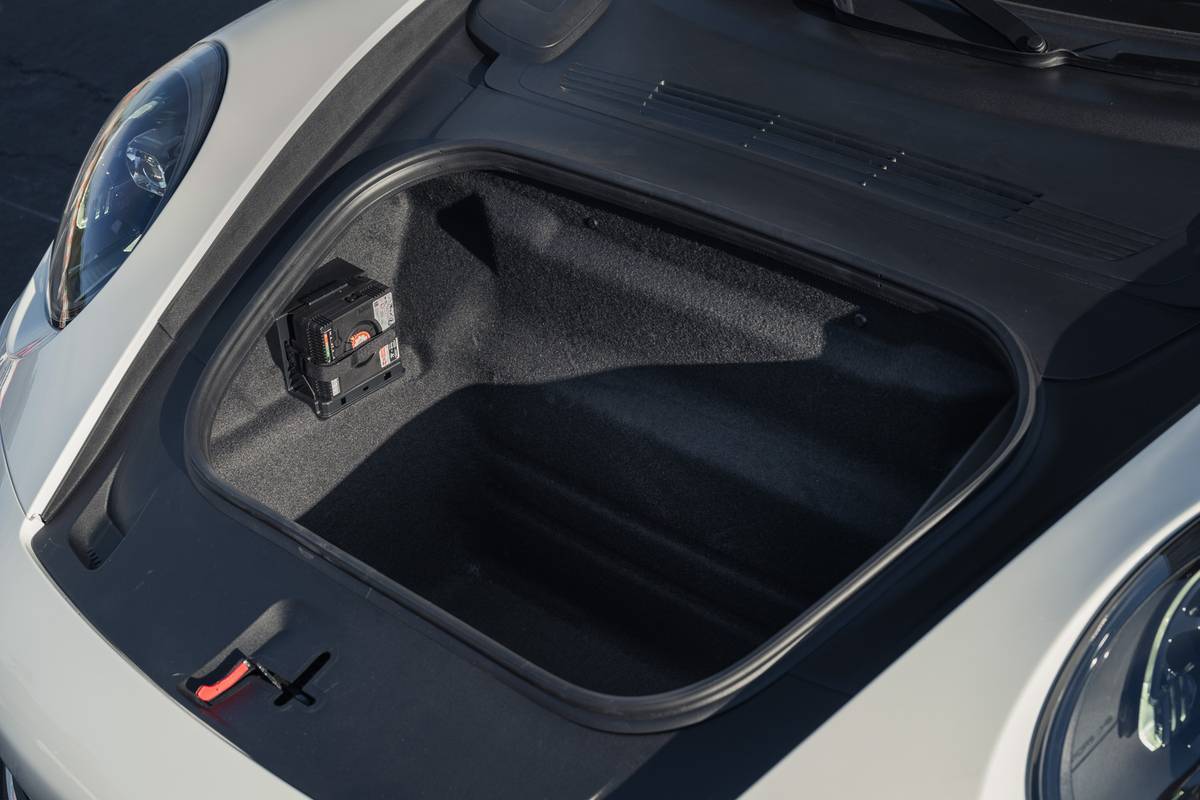 porsche 911 cabriolet 2024 17 interior frunk 1 jpg