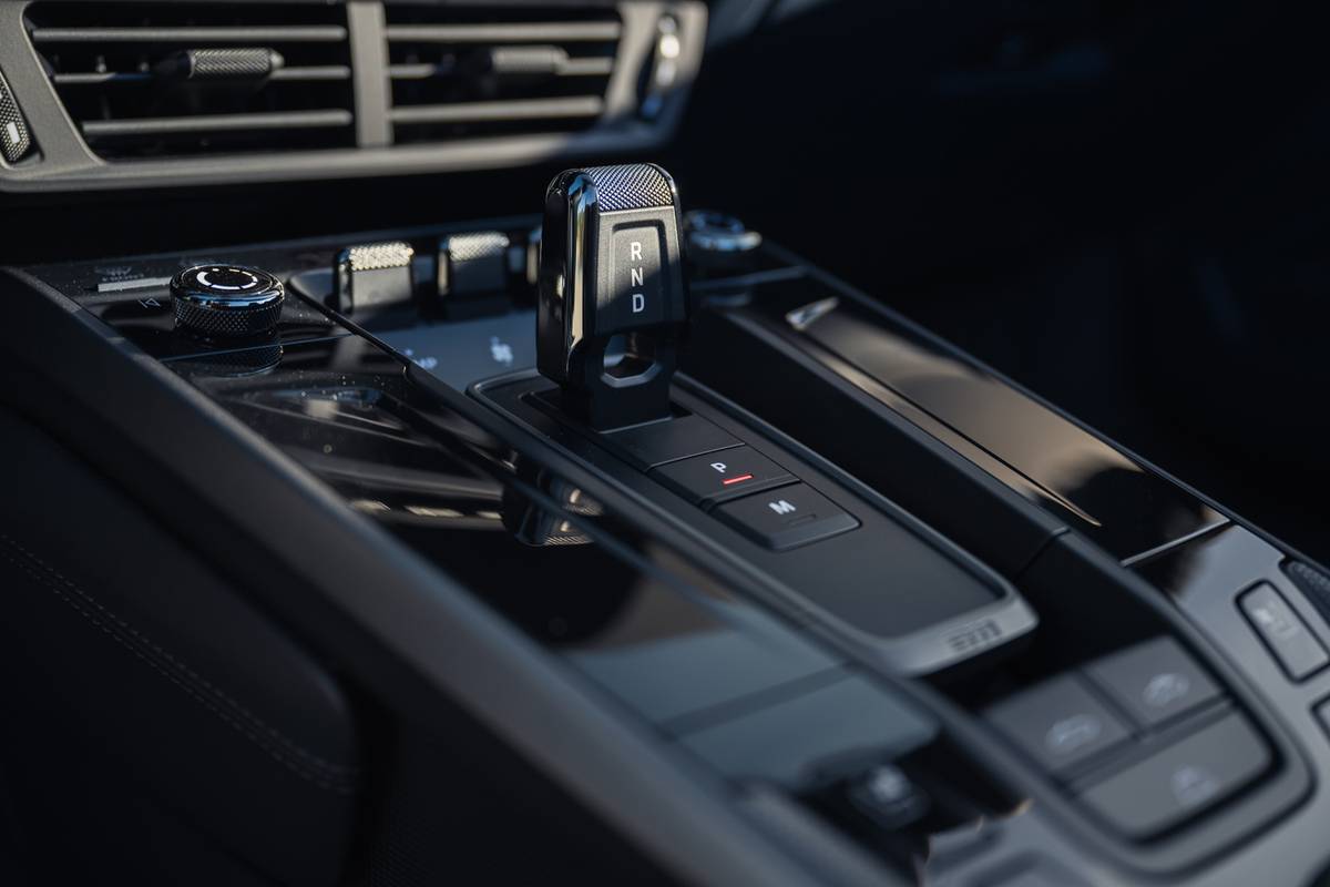 porsche 911 cabriolet 2024 32 interior gearshift 1 jpg