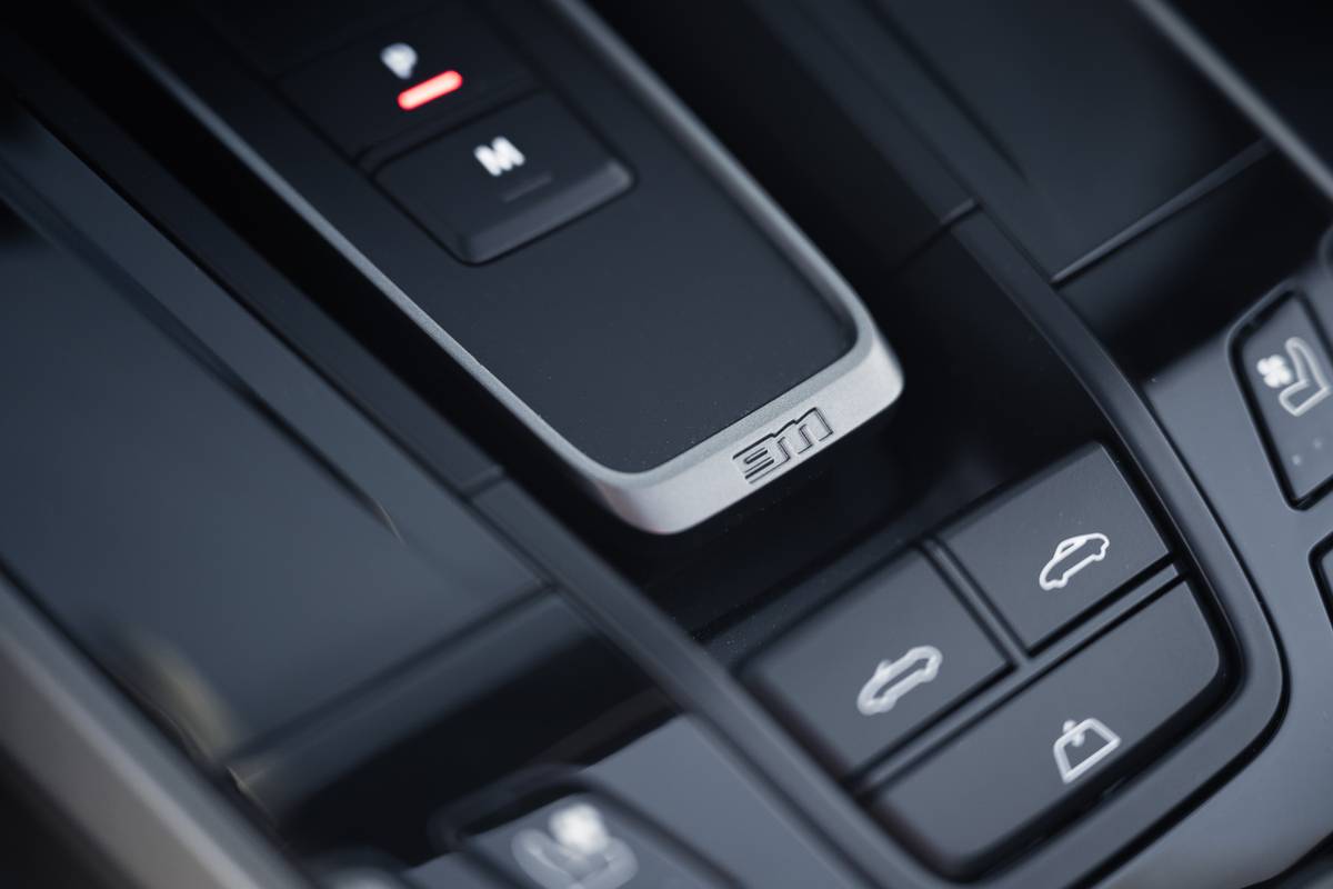 porsche 911 cabriolet 2024 33 interior gearshift badge 1 jpg