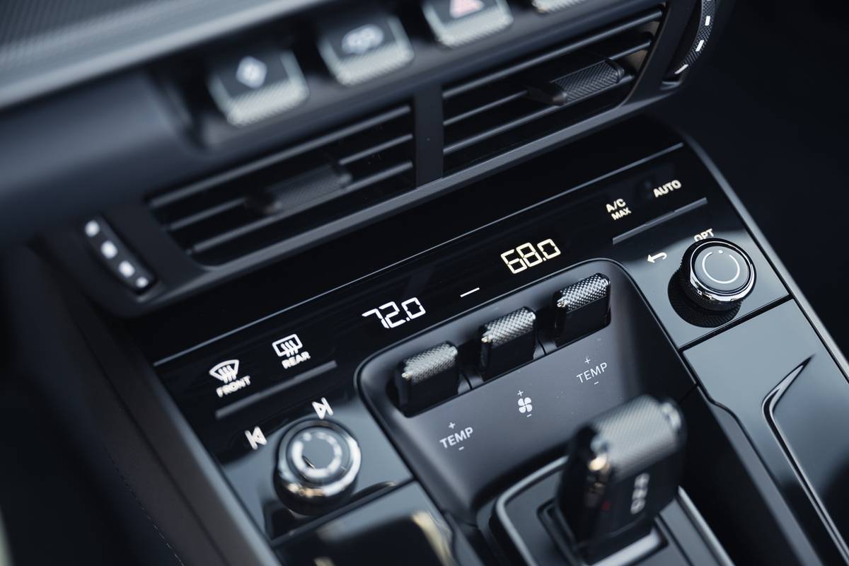 porsche 911 cabriolet 2024 34 interior climate control 1 jpg