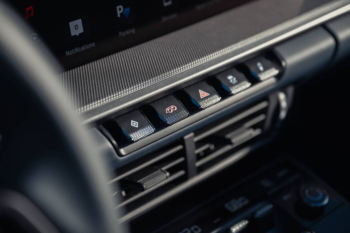 porsche 911 cabriolet 2024 35 interior dashboard controls 1 jpg