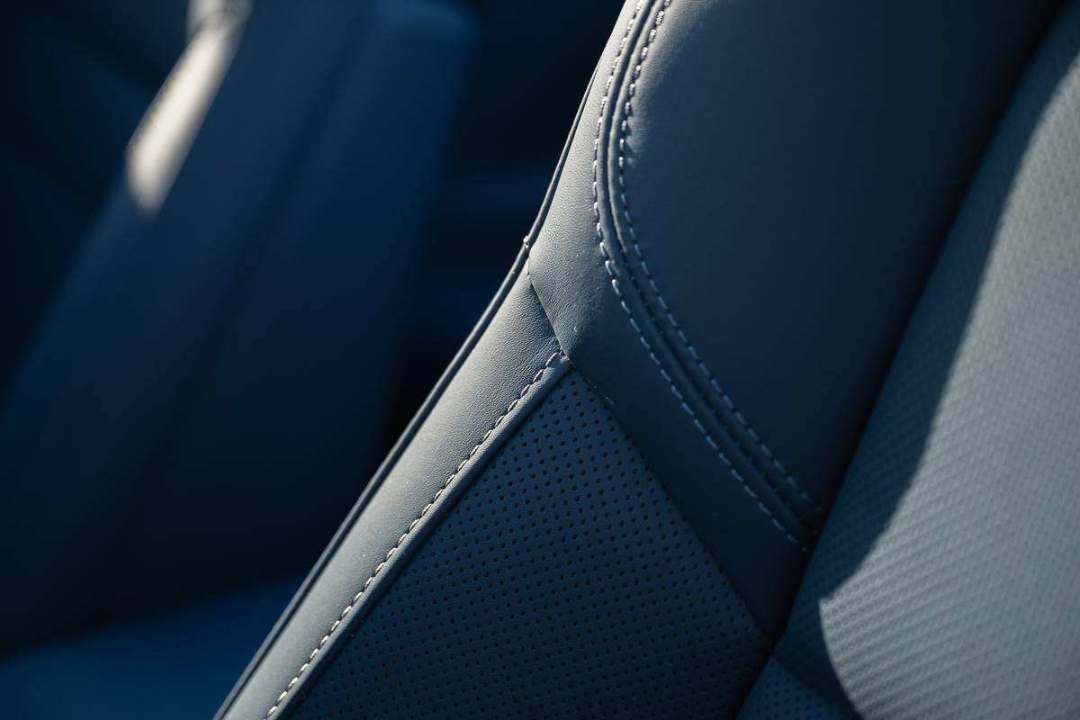 porsche 911 cabriolet 2024 38 interior seat detail 1 jpg