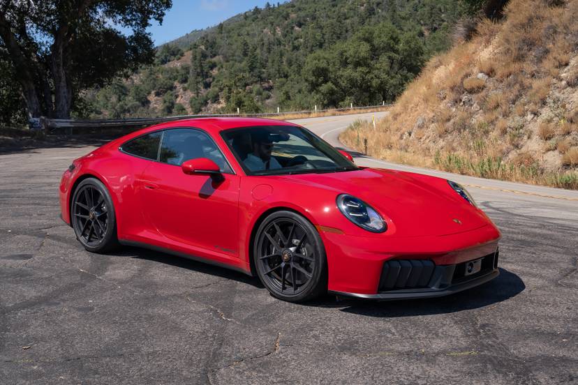 porsche-911-carrera-gts-2025-01-exterior-front-angle