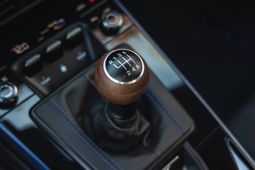 porsche-911-carrera-t-2025-interior-oem-01