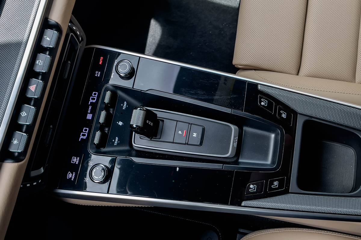porsche 911 turbo 2021 21 center console front row interior jpg