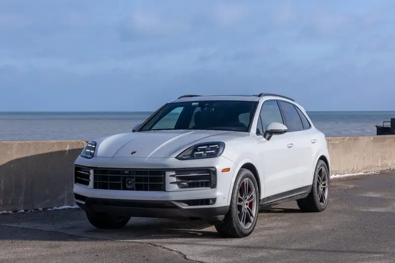 porsche-cayenne-s-2024-01-exterior-front-angle
