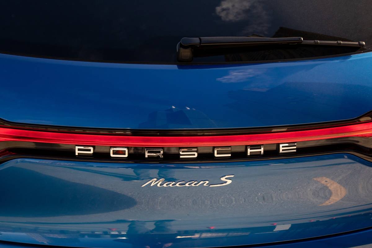 porsche-macan-2020-13-badge--blue--exterior--rear.jpg