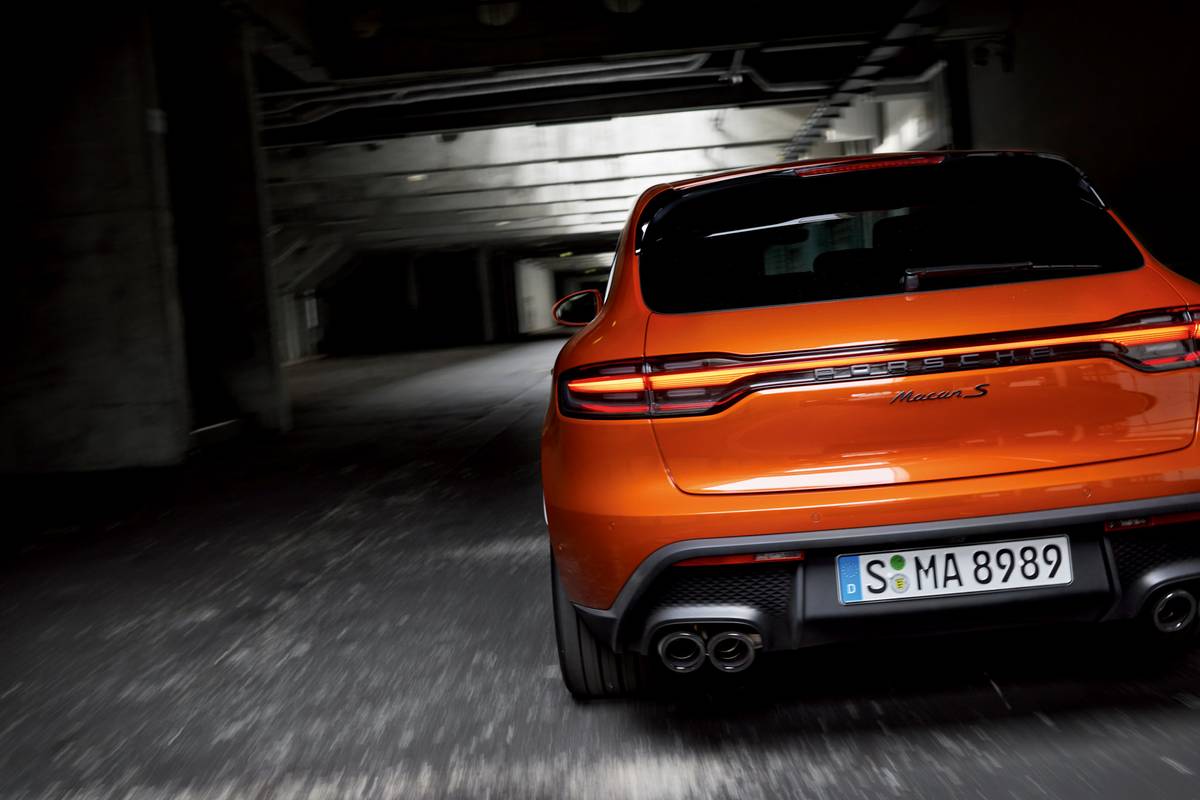 porsche macan 2022 05 dynamic exterior orange rear jpg