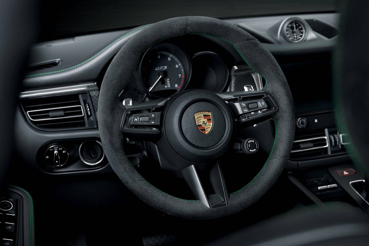 porsche macan 2022 08 interior steering wheel jpg