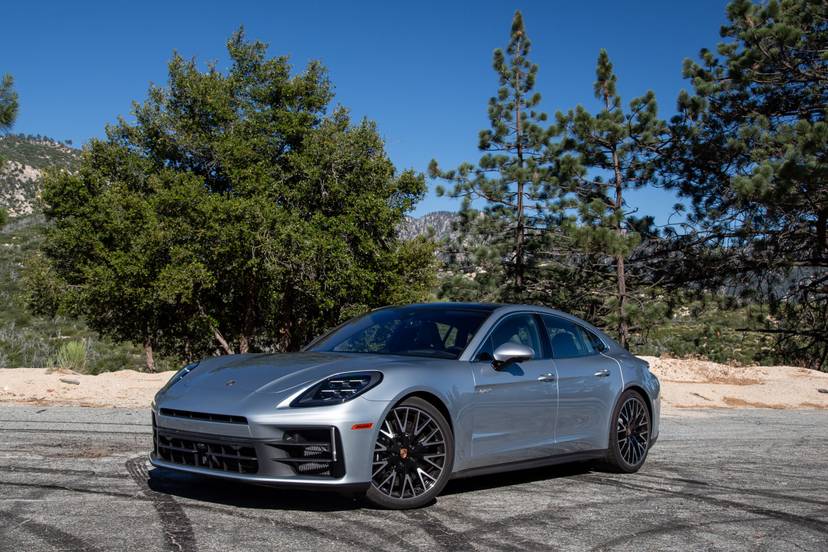 porsche-panamera-4s-e-hybrid-2026-01-exterior-front-angle
